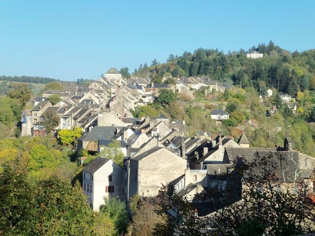 Najac un promontoire dominant la superbe vallée de l'Aveyron